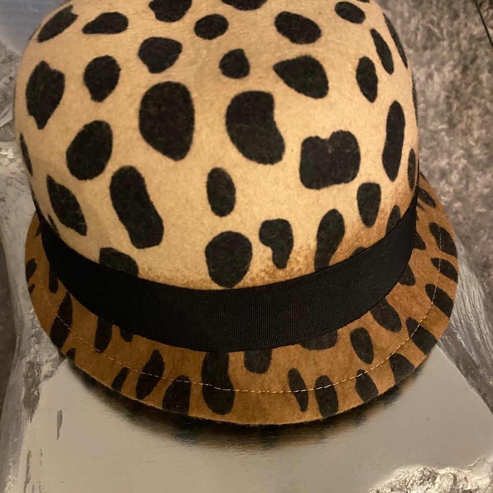 Small leopard bucket hat